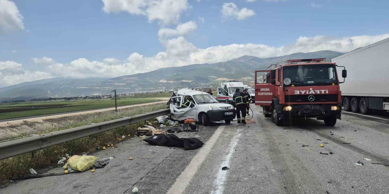 Tag Otoyolu’nda Tır Hafif Ticari Araca Arkadan Çarptı: 2 Ölü, 2 Yaralı