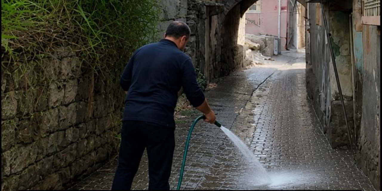 Cizre’de Muhtardan Temizlik Kampanyası: Kapı Önünü Temizleyene Hediye Verilecek