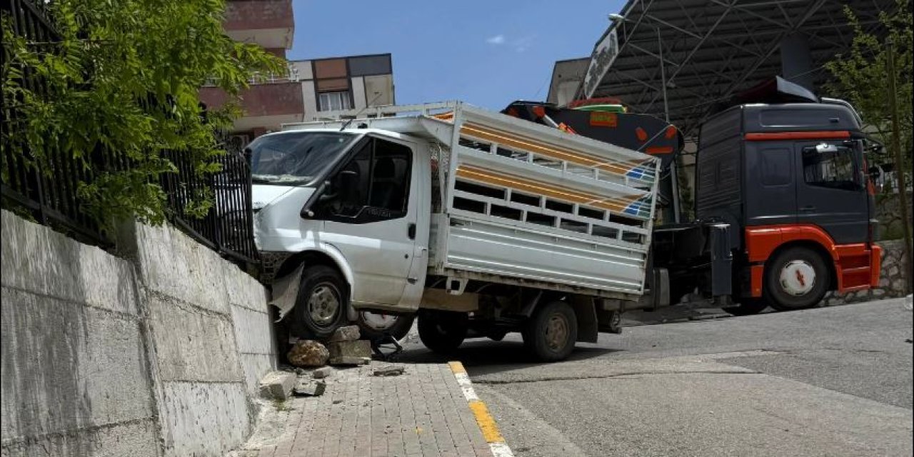Şırnak’ta Transit Araç Duvara Çarptı