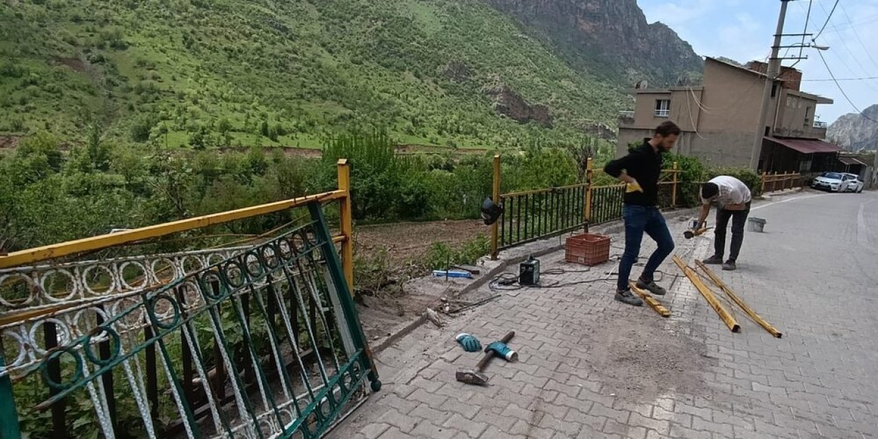 Uludere ilçesinde korkuluklar yenileniyor