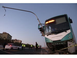 Şanlıurfa'da otobüs ile otomobilin çarpışması sonucu 11 kişi yaralandı