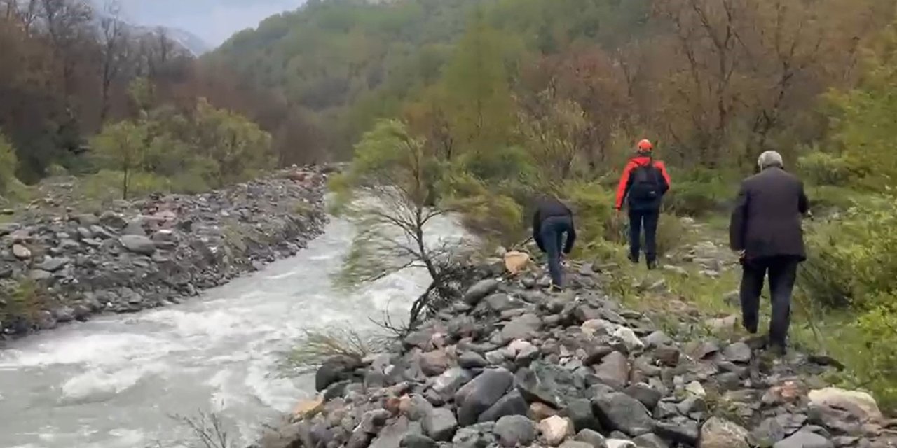 Köprüden düşen kadın akıntıya kapıldı