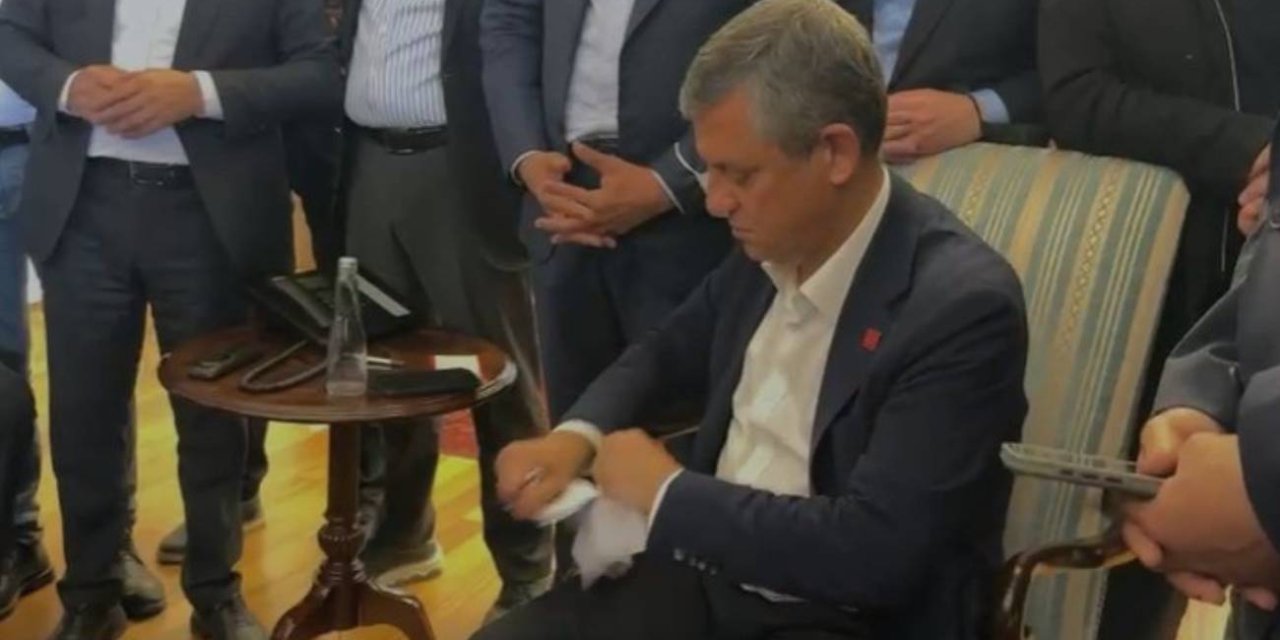 Görevden alınan Özgür Özel kendisine verilen tebligatı yırttı
