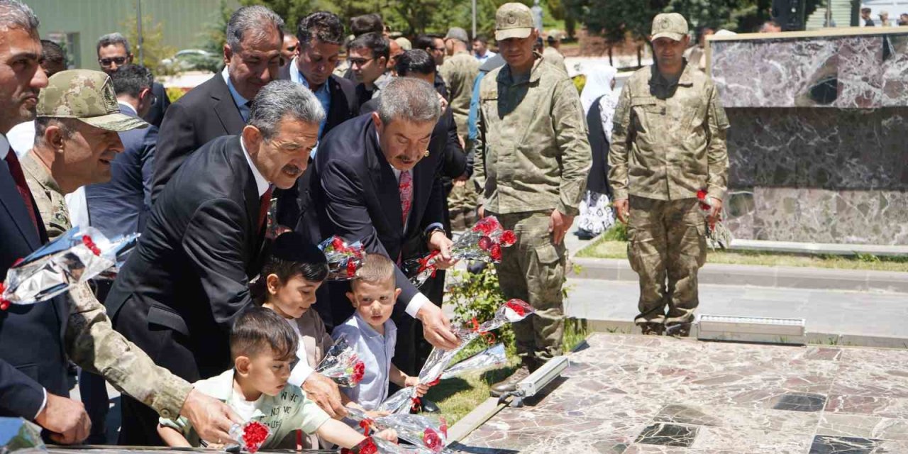 Vali Ekici Mehmetçik'le Bayramlaşma Töreninde Konuştu: "Dünyanın En Yiğit Ordusuna Sahibiz"