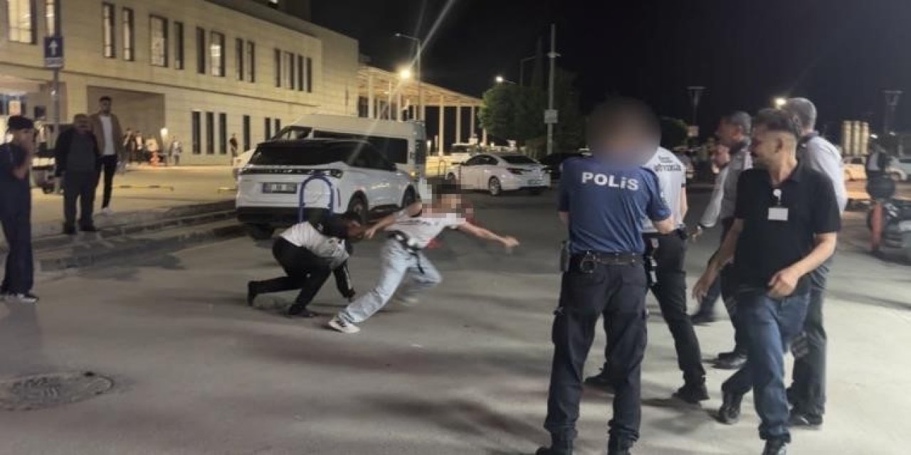 Hastanede Bıçaklı Saldırı: 2’si Güvenlik Görevlisi 3 Yaralı