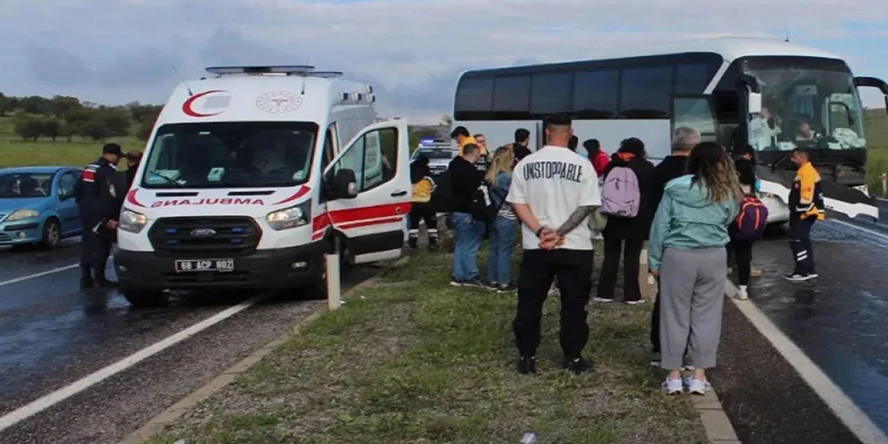 Tur Otobüsü Kaza Yaptı: 16 Kişi Yaralandı