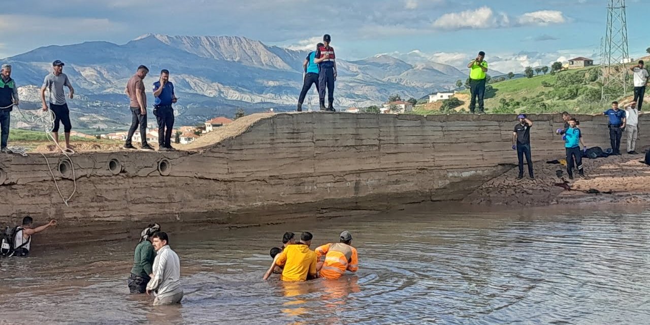 Serinlemek için gölete giren 2 çocuk boğuldu
