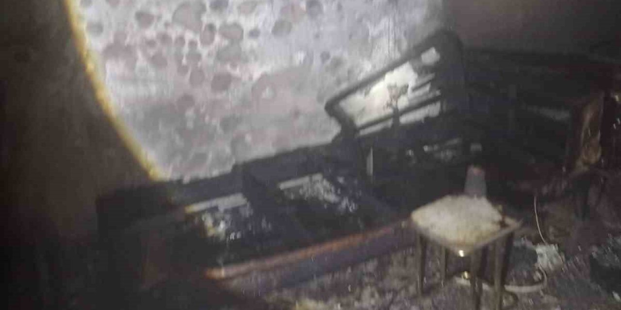 Diyarbakır’da Üçlü Prizden Çıkan Yangın Evi Küle Çevirdi
