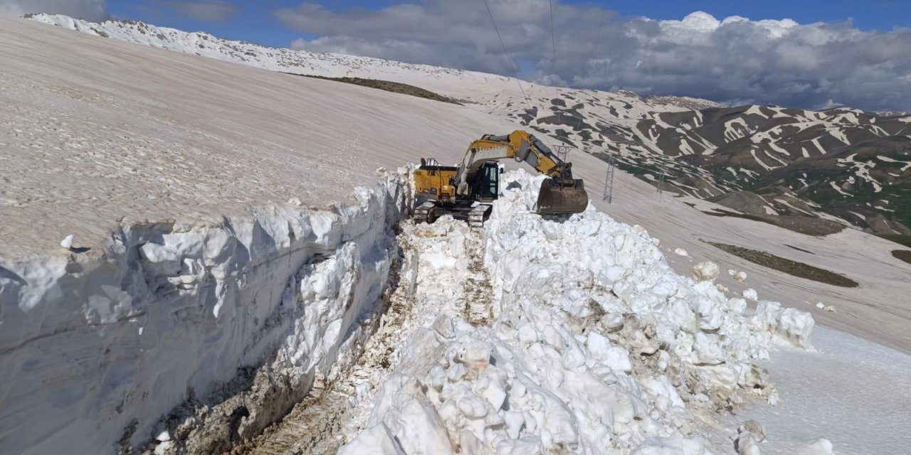 Beytüşşebap’ta Karlı Yolları Açma Çalışmaları Devam Ediyor
