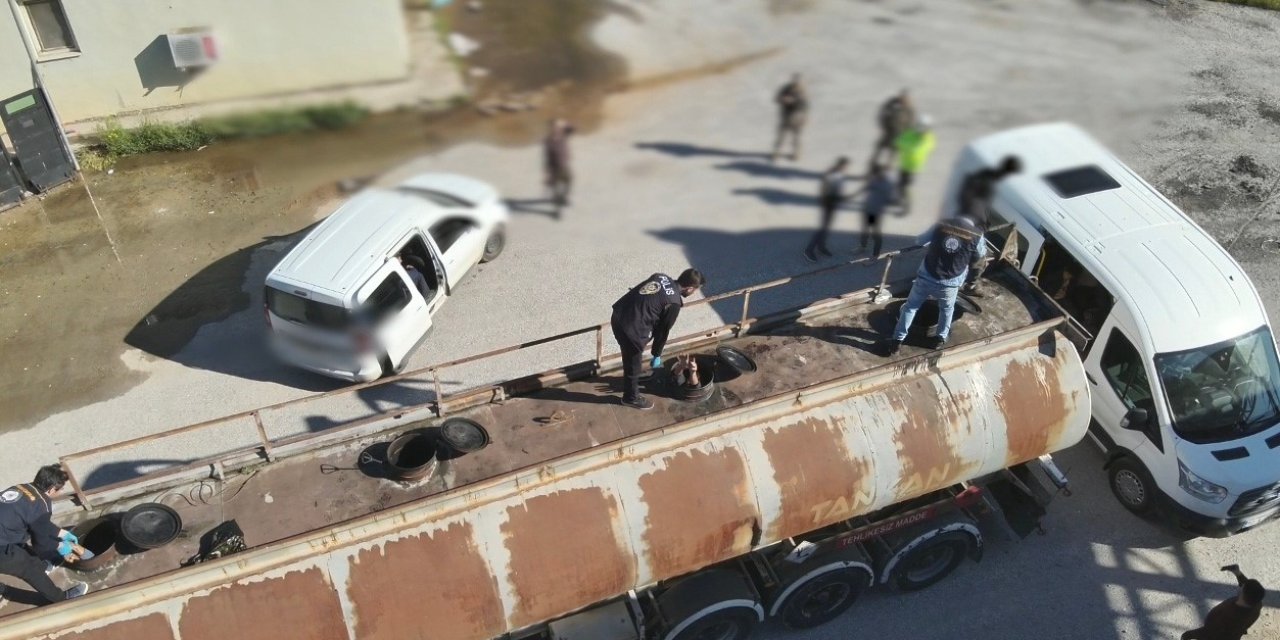 Yakıt tankerinin içinde onlarca kaçak göçmen yakalandı