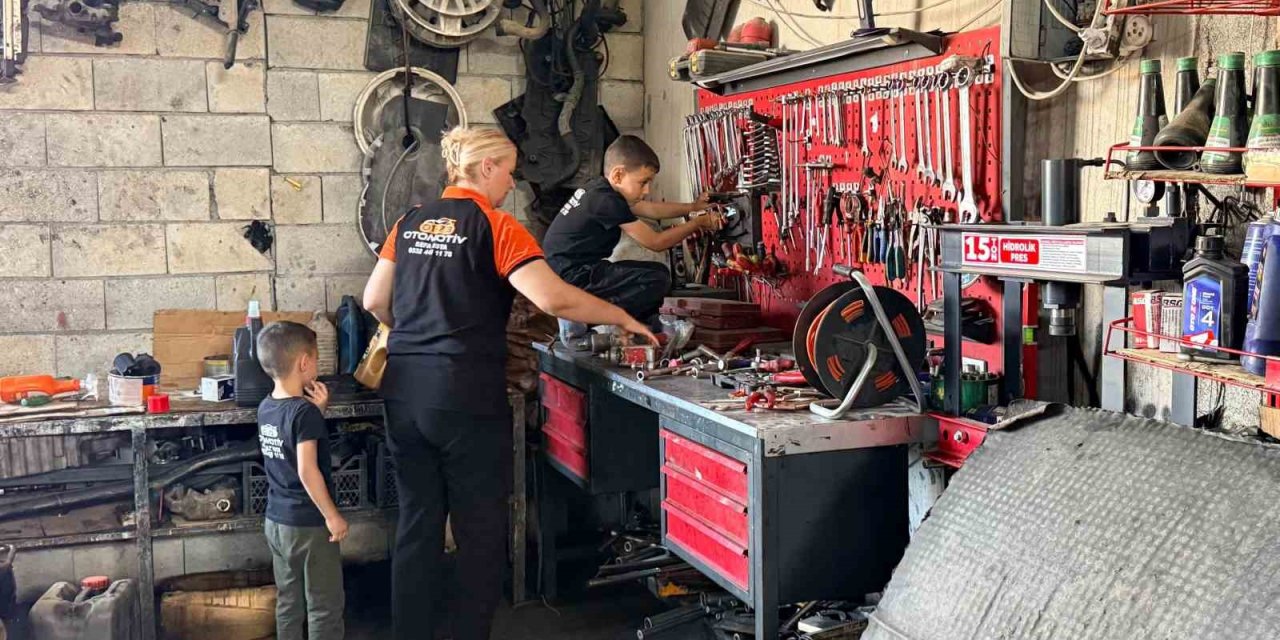 Şırnak'ta Yemek Bırakmak İçin Kocasının Araç Tamir Atölyesine Geldi, Motor Ustası Oldu