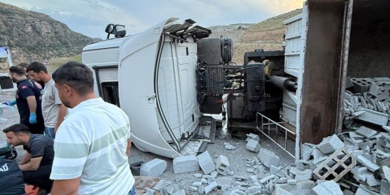 Siirt-Şırnak karayolunda devrilen tırın sürücü ağır yaralandı