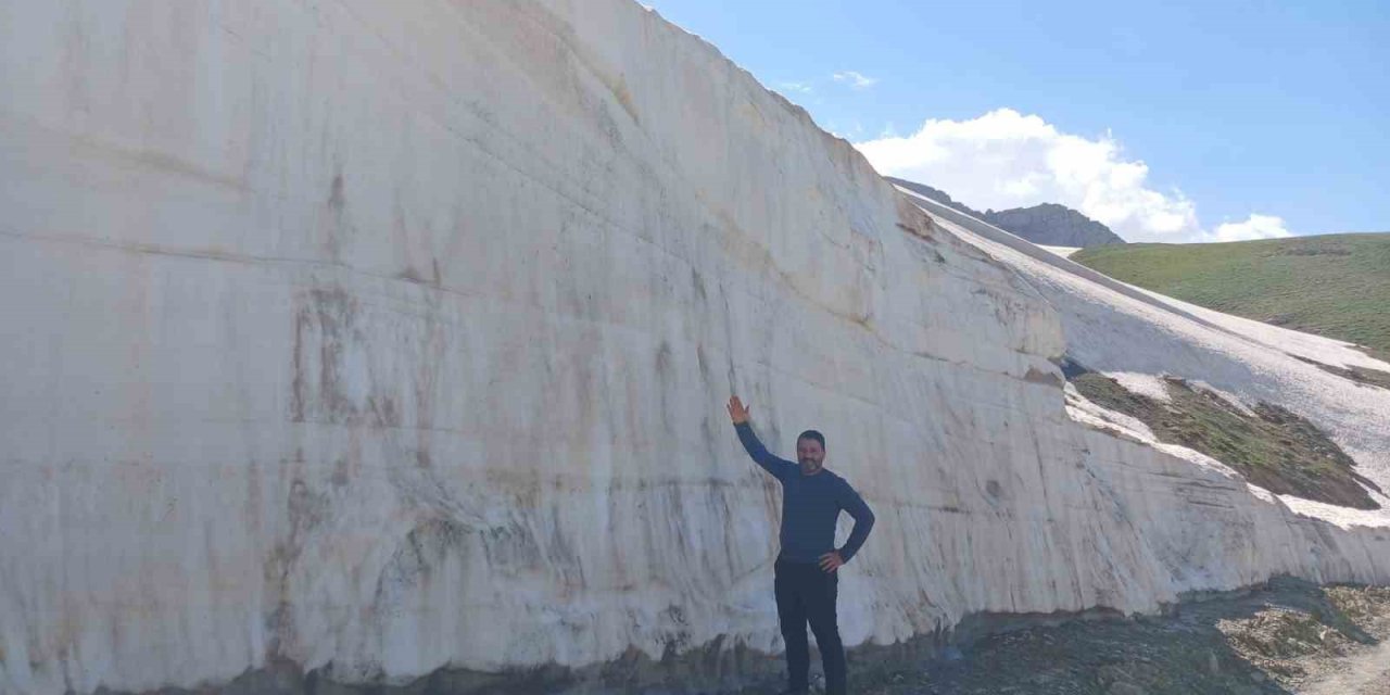 Hakkari’de o bölgeye giden vatandaşlar şaşırdı: Kar kalınlığı 5 metreyi buldu