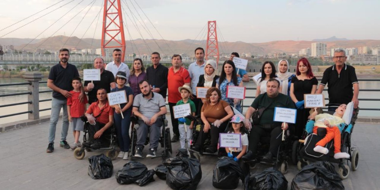 Cizre’de engelli bireyler parklarda temizlik çalışması yaptı