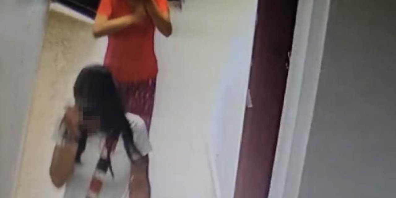 Apartmanın kapısını zorlayan iki kadın kameraya yansıdı