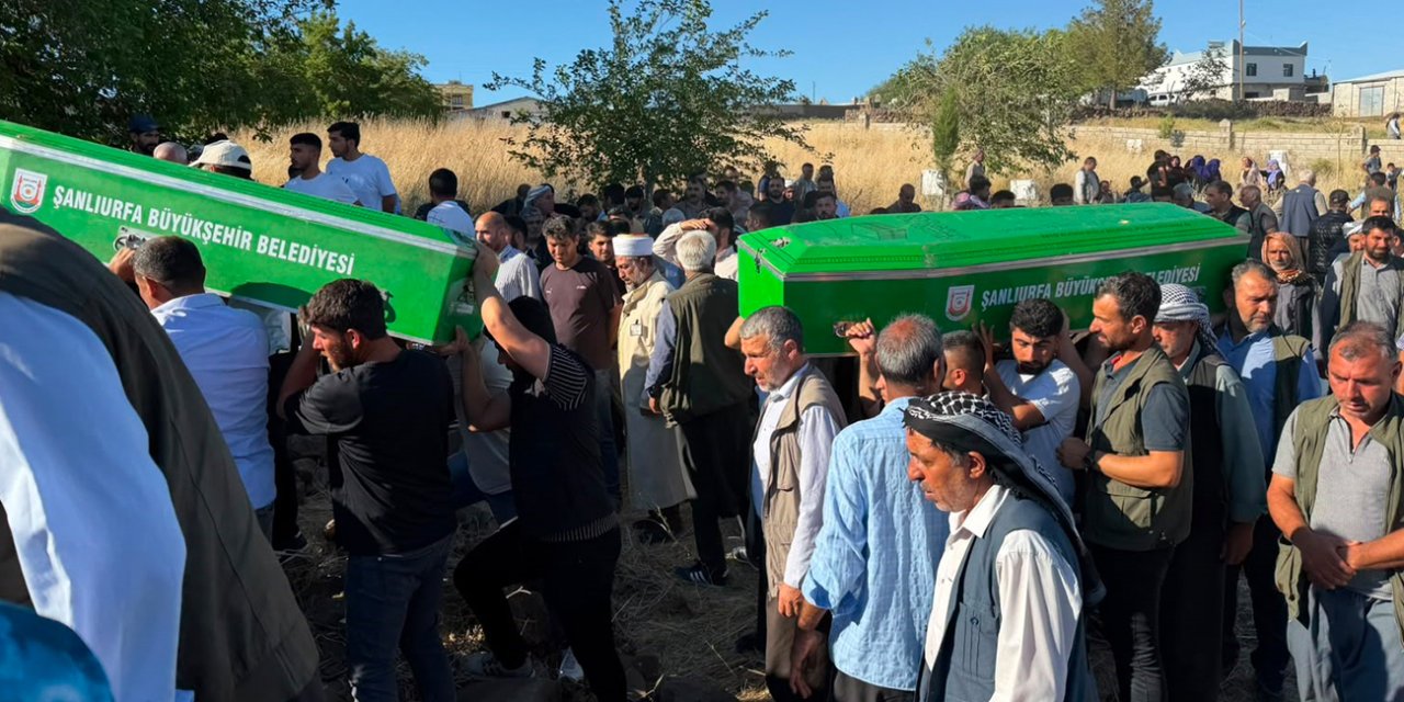 Kazada ölen 3 kardeş yan yana toprağa verildi