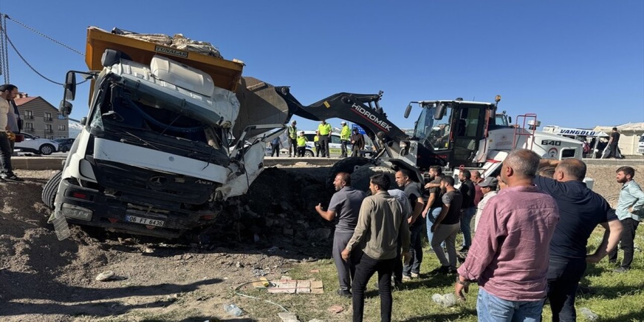 Hakkari’de 3 Kişinin Hayatını Kaybettiği Kaza Kameraya Yansıdı
