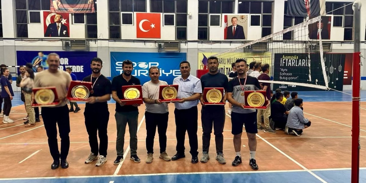 Şırnak'ta Öğretmenler Arası Voleybol Turnuvası’nda Ödüller Sahiplerini Buldu