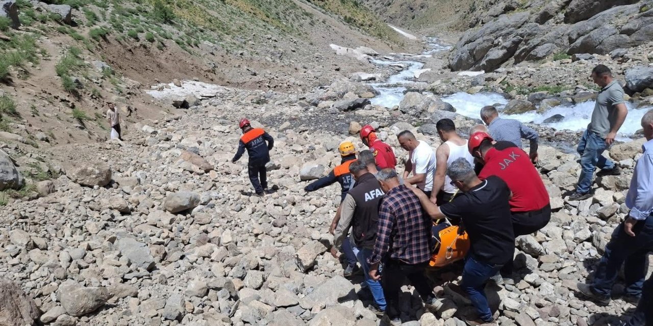 Pancar toplarken ayağı kırılan vatandaş helikopterle kurtarıldı