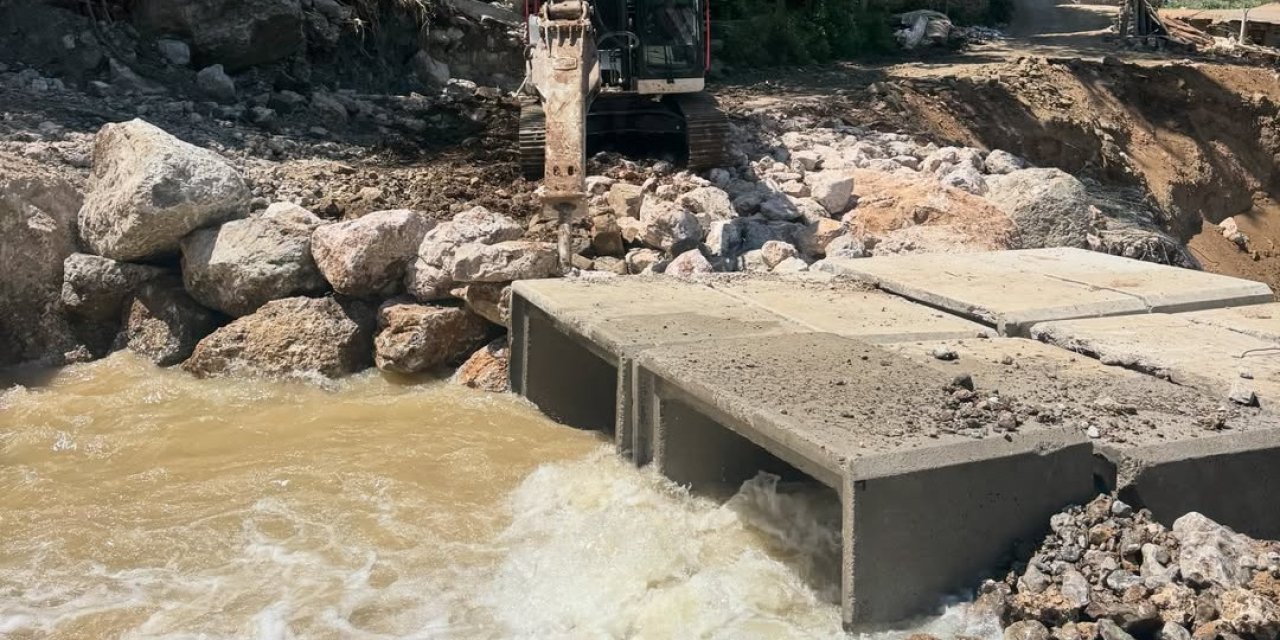 Selde Zarar Gören Mahallede Geçici Ulaşım Yolu Açıldı