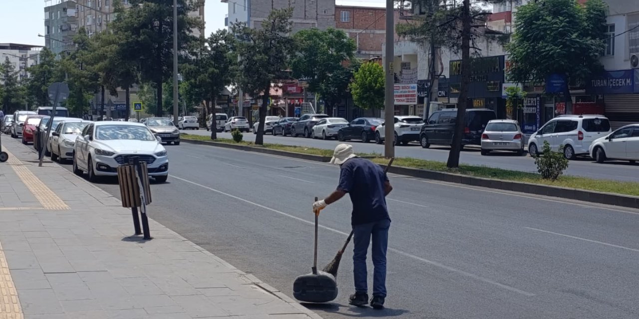 Sıcak Dinlemiyor, İş Aşkı Böyle Dedirtiyor: Bağlar'da Temizlik Personeli Sıcağa Rağmen İş Başında!
