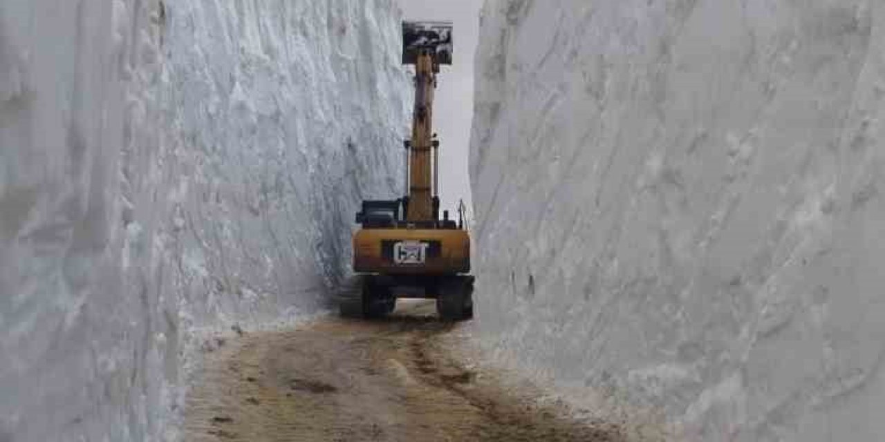 Hakkari’de 6 metrelik kar tünellerinde çalışmalar sürüyor