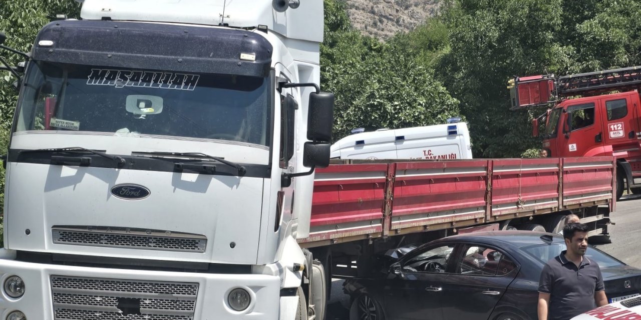 Otomobilin tırın altına girmesi sonucu 1 kişi yaralandı