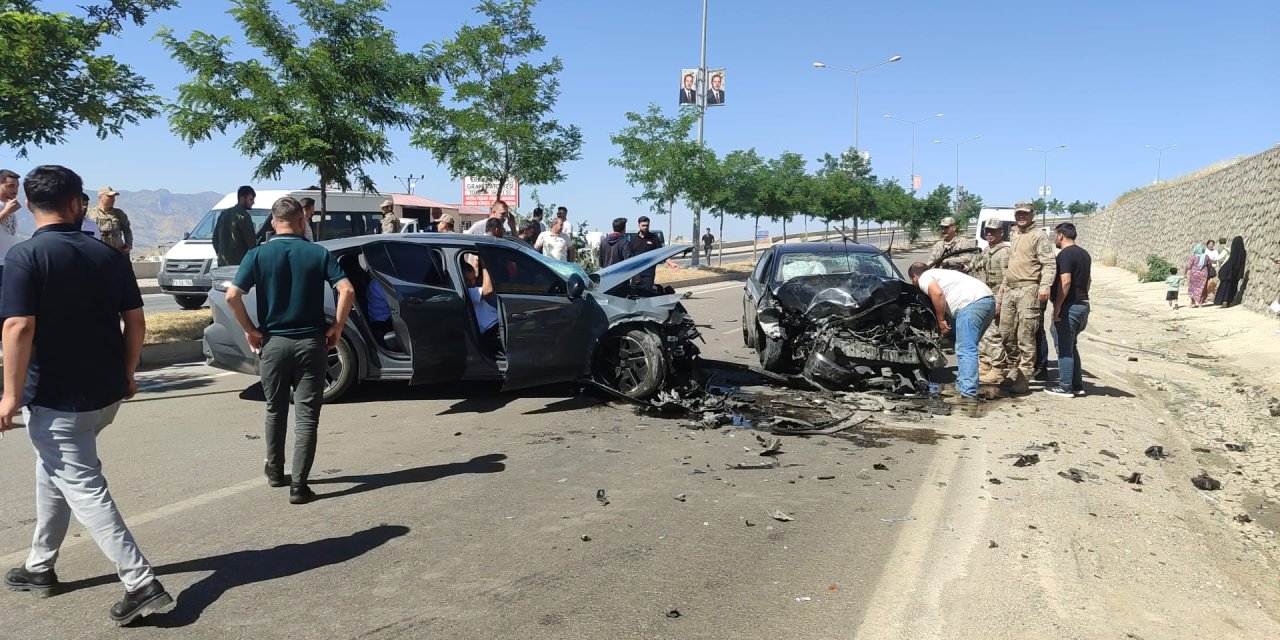 Şırnak'ta iki otomobil kafa kafaya çarpıştı: 1 yaralı
