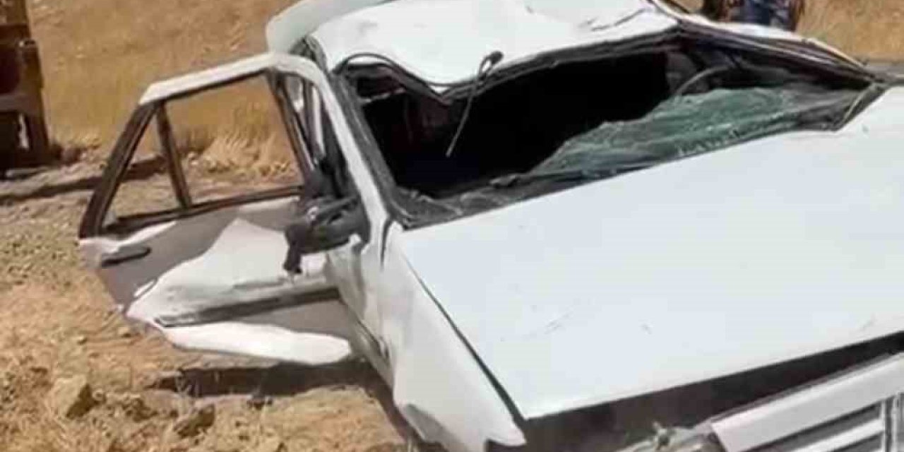 Hurdaya dönen otomobildeki 2 kişi ağır yaralandı