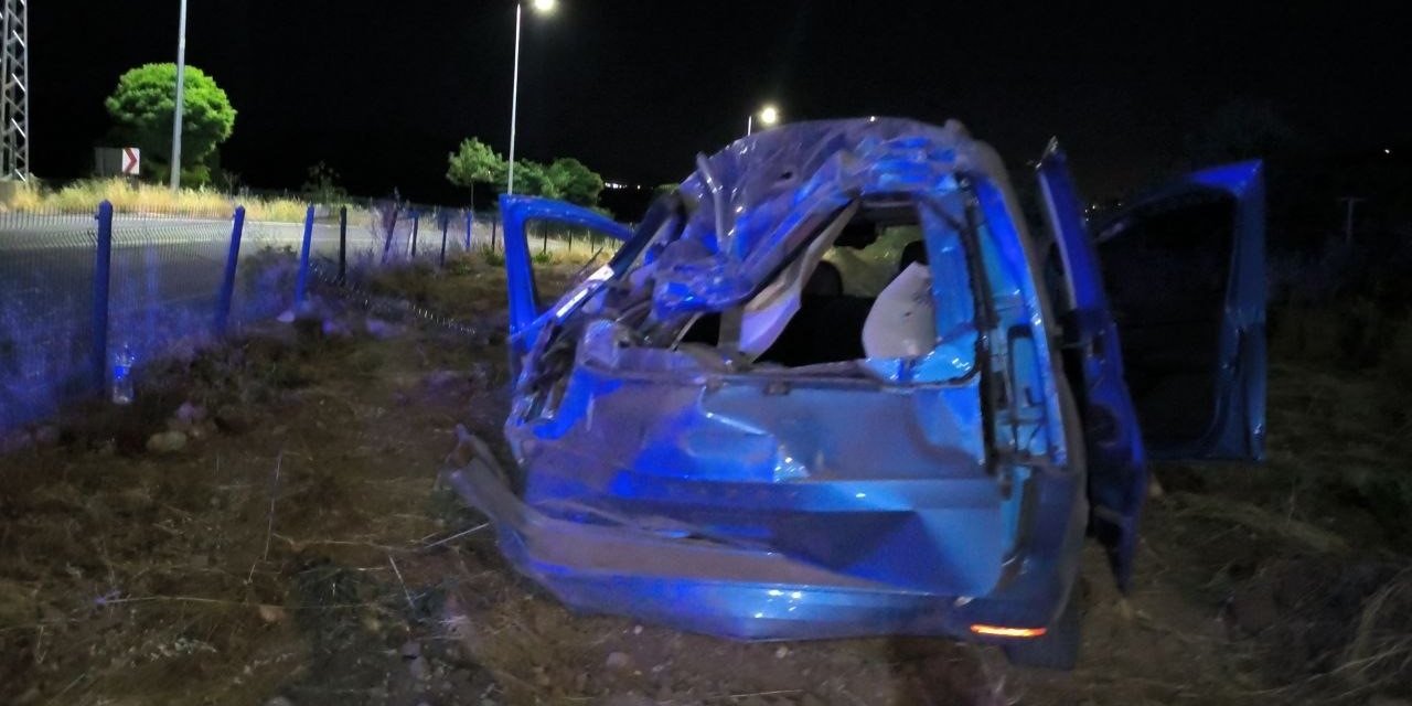 Hurdaya dönen araçtan burnu bile kanamadan çıktı
