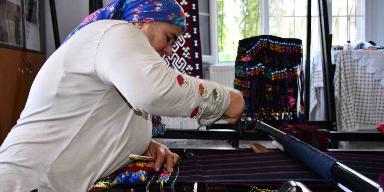 Cefakar Anne, Heybe Yaparak Dört Çocuk Okuttu
