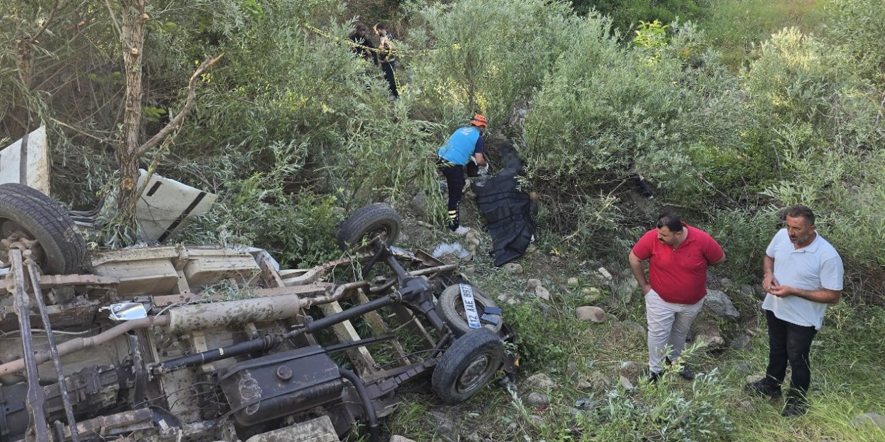 Uçuruma yuvarlanan pikapta 3 kişi öldü, 2 kişi yaralandı
