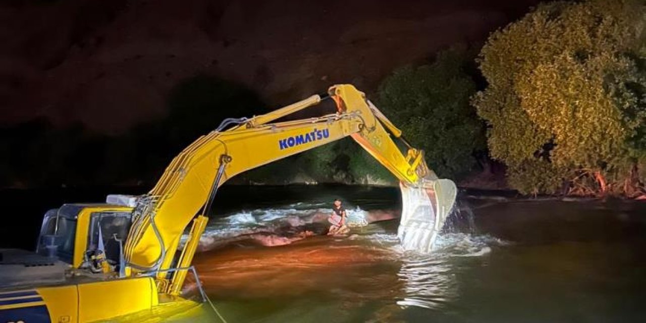 Siirt'te Kezer Çayı'nda mahsur kalan genç, kepçeyle kurtarıldı