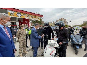 Adıyaman'da motosiklet sürücülerine kask dağıtıldı