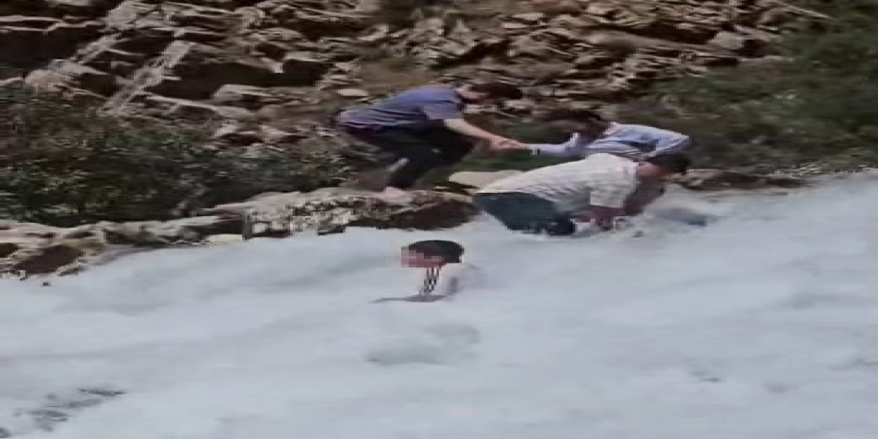 Van'da şelalede korku dolu anlar: Çocuk akıntıya kapıldı