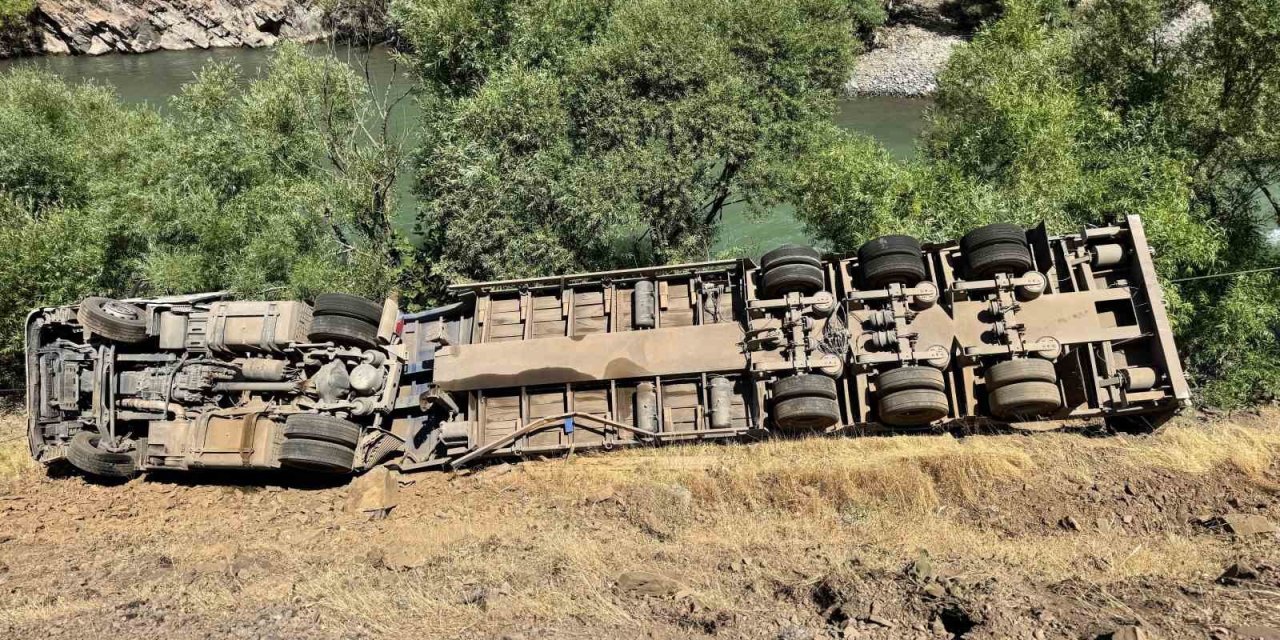 Şırnak’ta Tır Uçurumdan Yuvarlandı: Sürücü Hastaneye Kaldırıldı