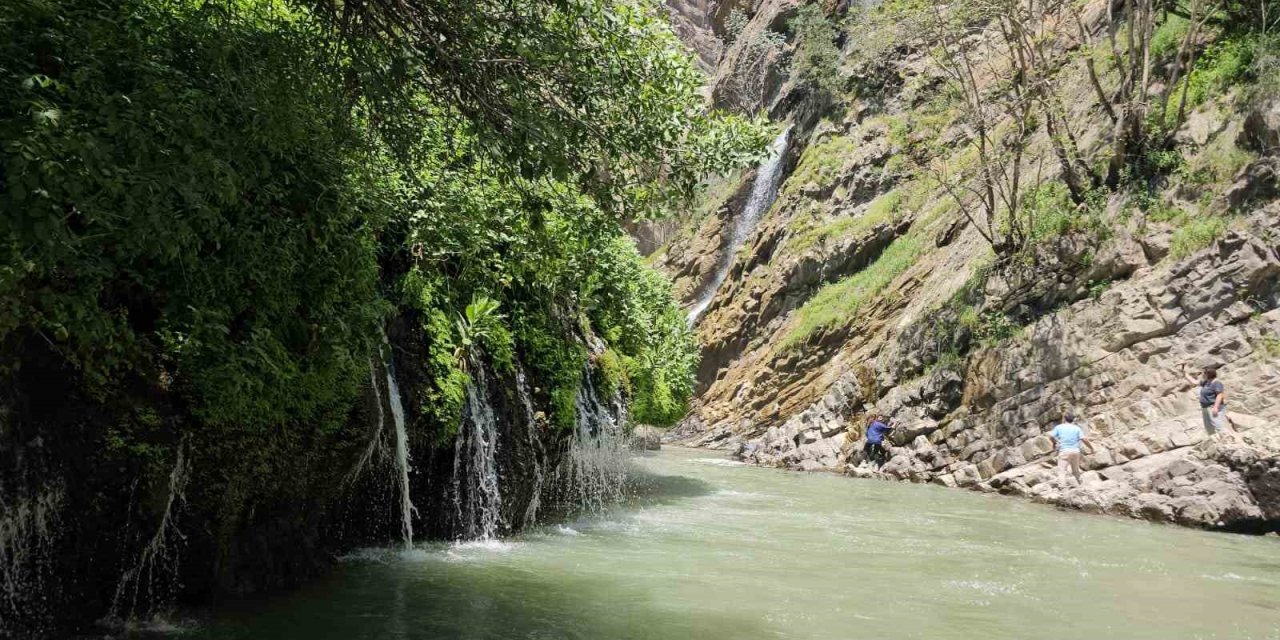 Hakkari'deki Kaval Şelalesi çevre illerden de yoğun ilgi görüyor