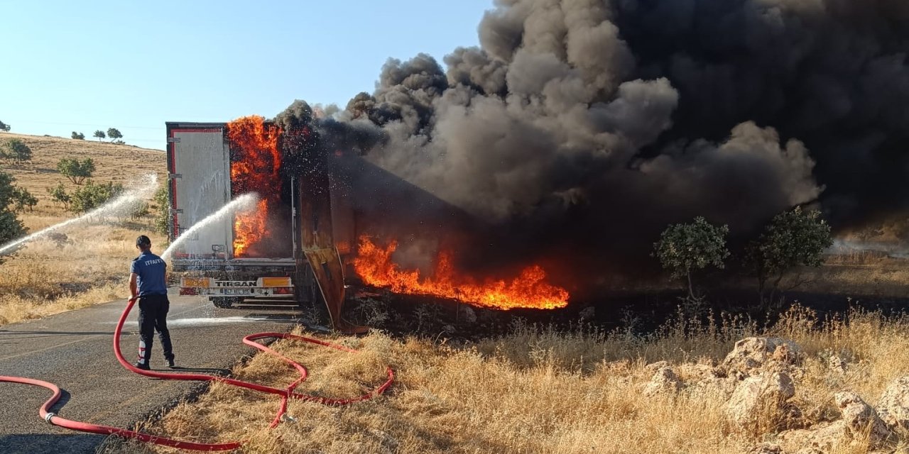 Şırnak’ta Seyir Halindeki TIR Kül Oldu