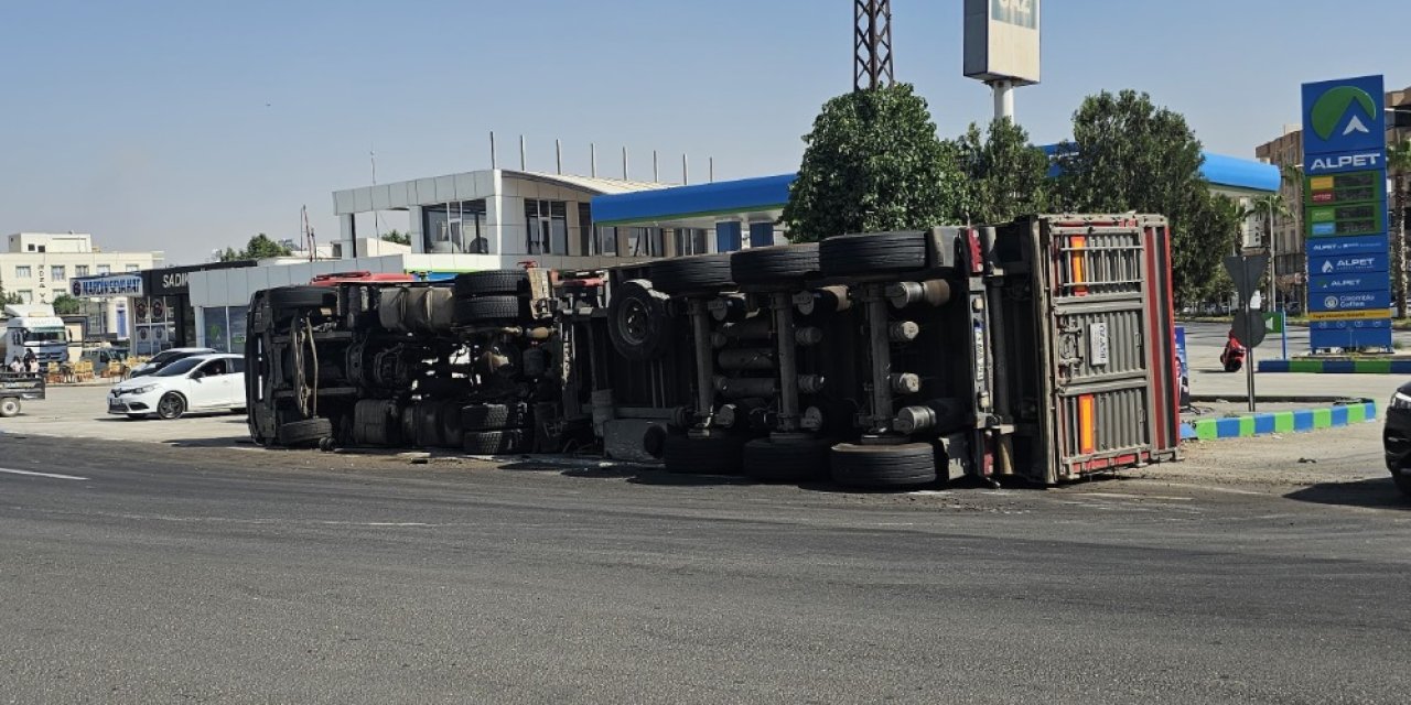 Şırnak plakalı tır yolda devrildi, hasar oluştu