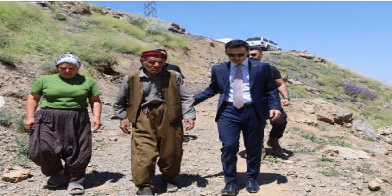 Uludere Kaymakamı Salih Kaya, Göçer Aileleri Tanintanin Geçidi'nde Ziyaret Etti