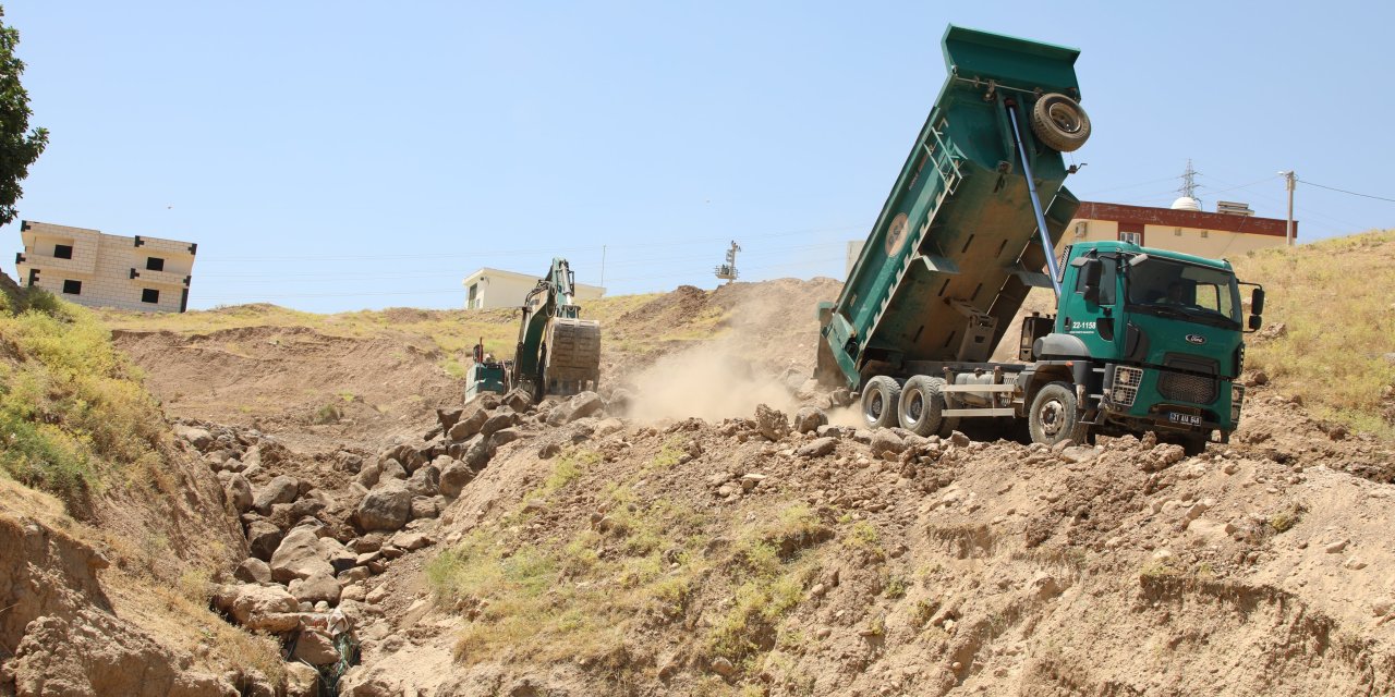 Cizre’de Dere Yatakları Güçlendiriliyor: DSİ ve Belediye Ekipleri Sahada
