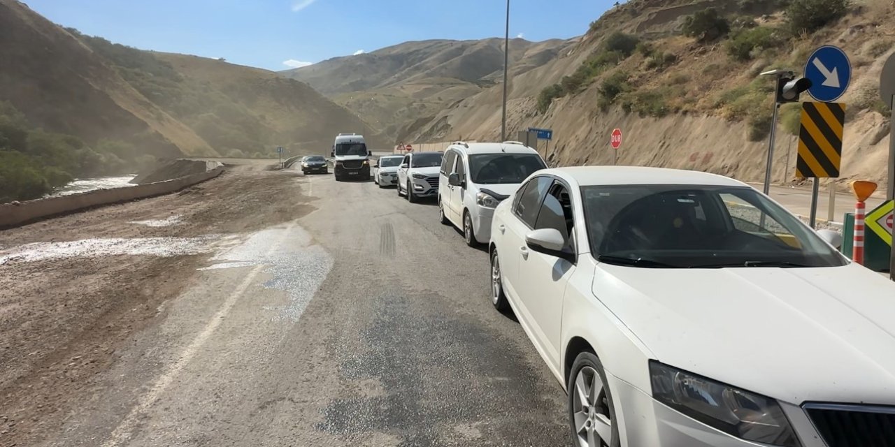 Yüksekova-Van kara yoluna düşen kayalar ulaşımı aksattı