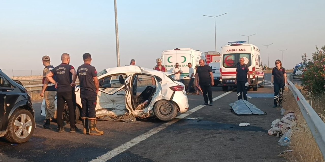 Otomobil ile minibüsün çarpıştığı kazada 2 kişi öldü, 8 kişi yaralandı