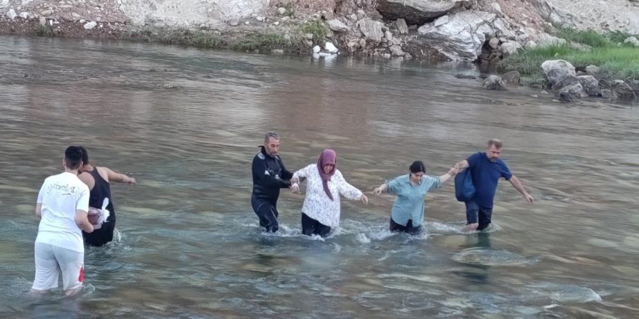 Siirt'te Kezer Çayı'nda mahsur kalan vatandaşlar için ekipler seferber oldu