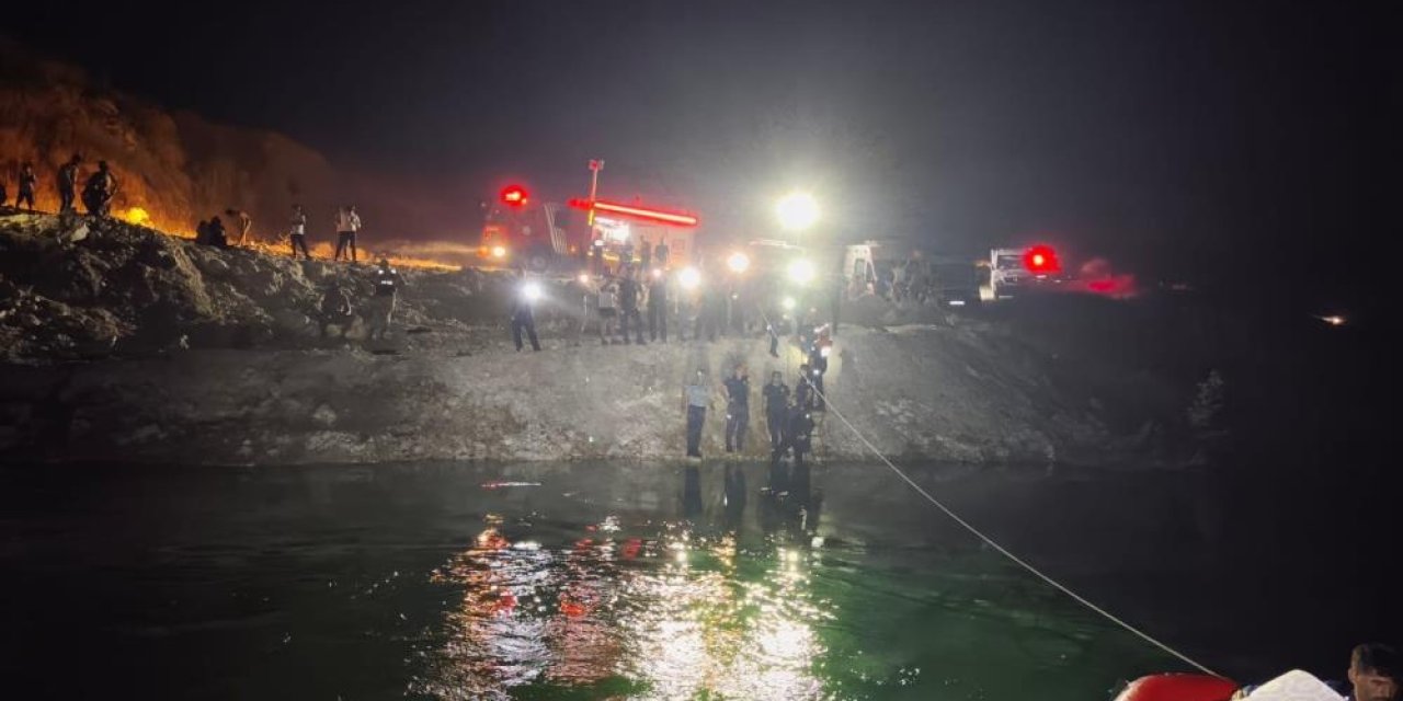 Fırat Nehri'nde mahsur kalan 26 kişi kurtarıldı