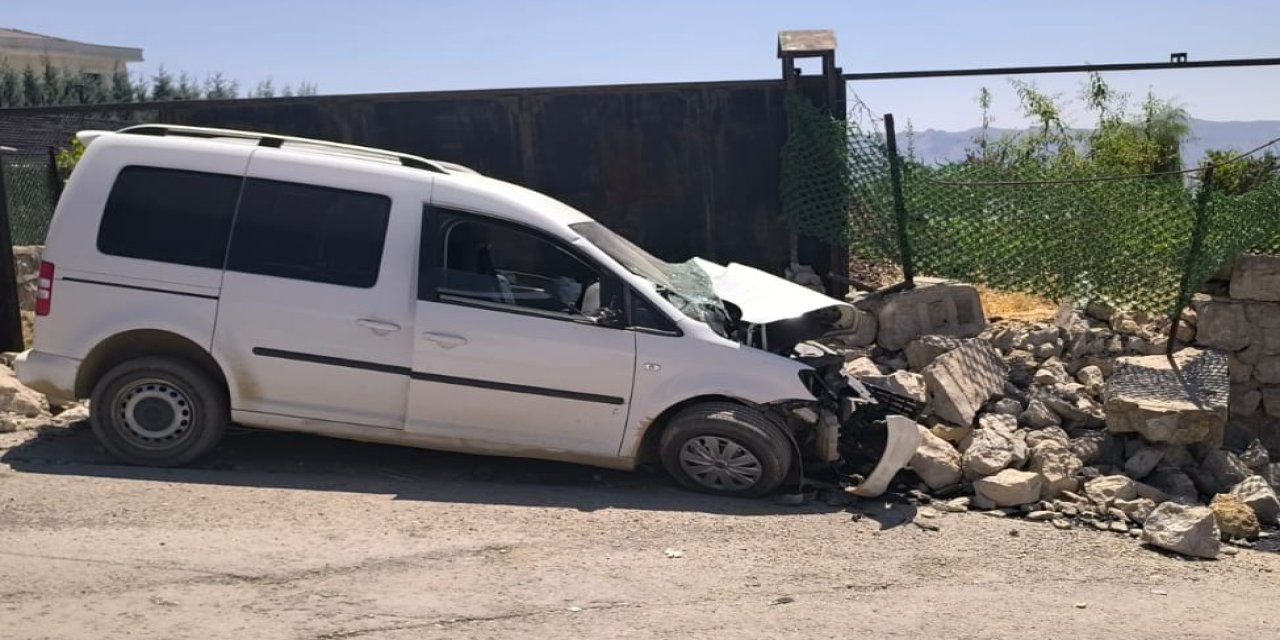 Şırnak’ta Hafif Ticari Araç Duvara Çarptı: 1 Yaralı