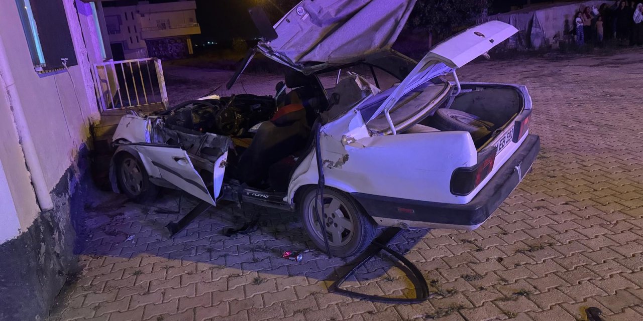 Otomobil ile traktörün çarpıştığı kazada 1'i çocuk 4 kişi yaralandı