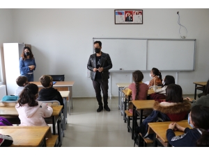 Batman'da köyleri gezen rehber öğretmenler dezavantajlı öğrencilere hizmet veriyor