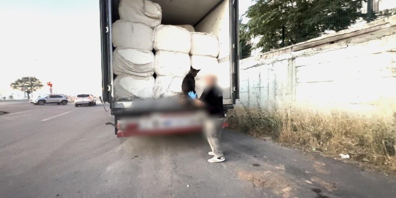 Batman'da pamuk yüklü iki tırda 112 kilo esrar ele geçirildi