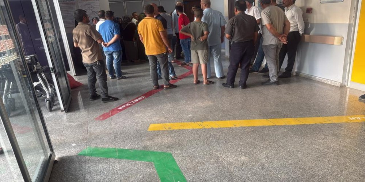 Dernek başkanı düğünde silah sıkmaya çalışırken 2 kişiyi yaraladı